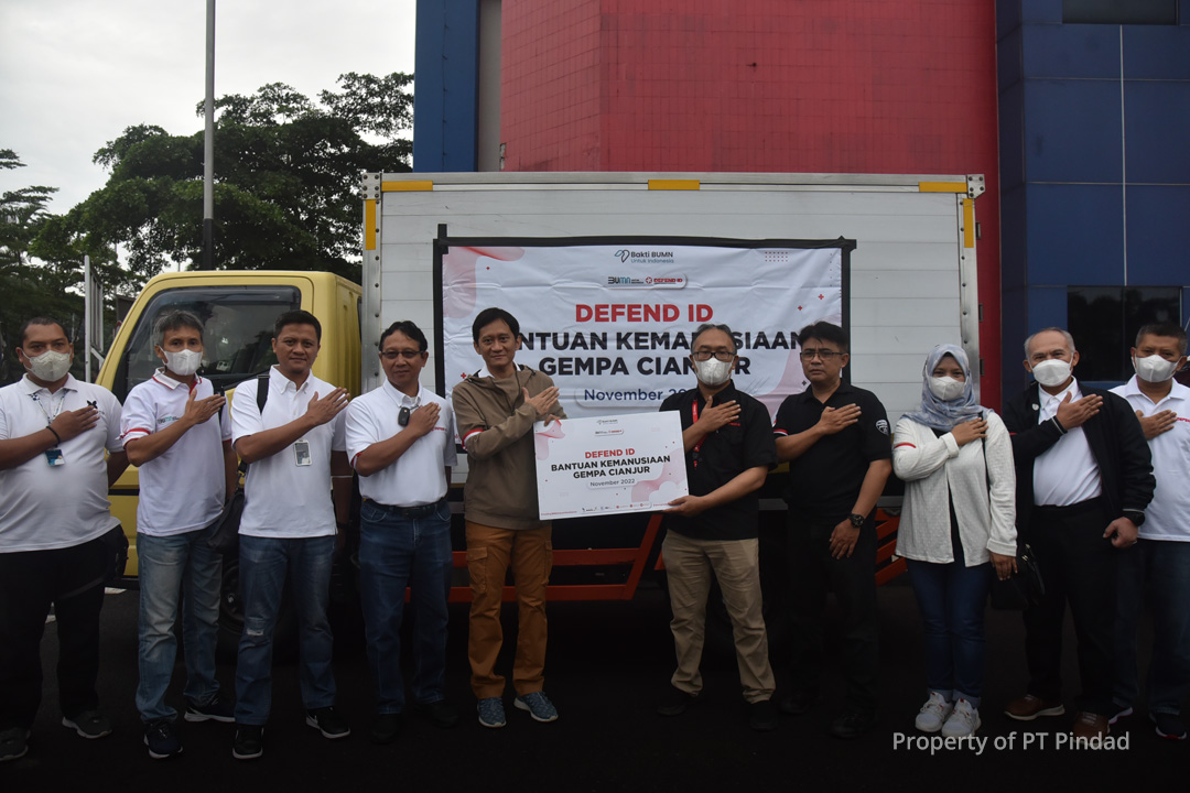 PT Pindad, Lazis, RSU Pindad & TJSL DEFEND ID Serahkan Bantuan Kepada Warga Terdampak Gempa Cianjur