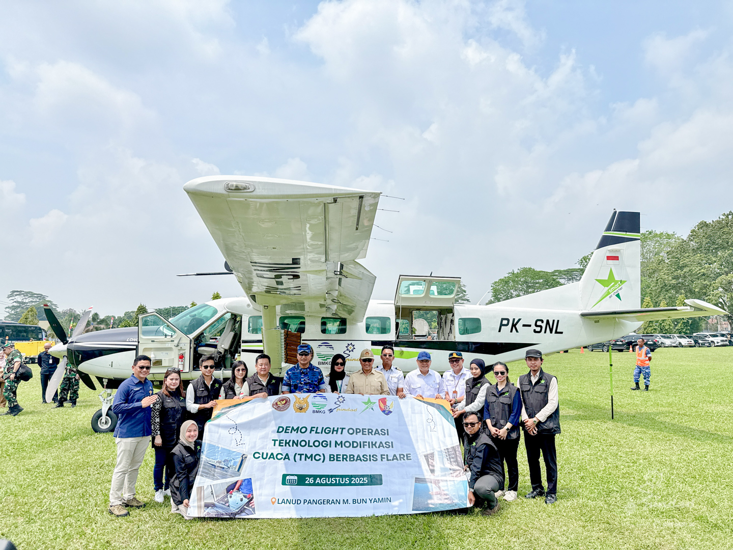 Wamenhan Tinjau Uji Flare CoSAT 100 Buatan Pindad, Teknologi Modifikasi Cuaca Solusi Atasi Karhutla