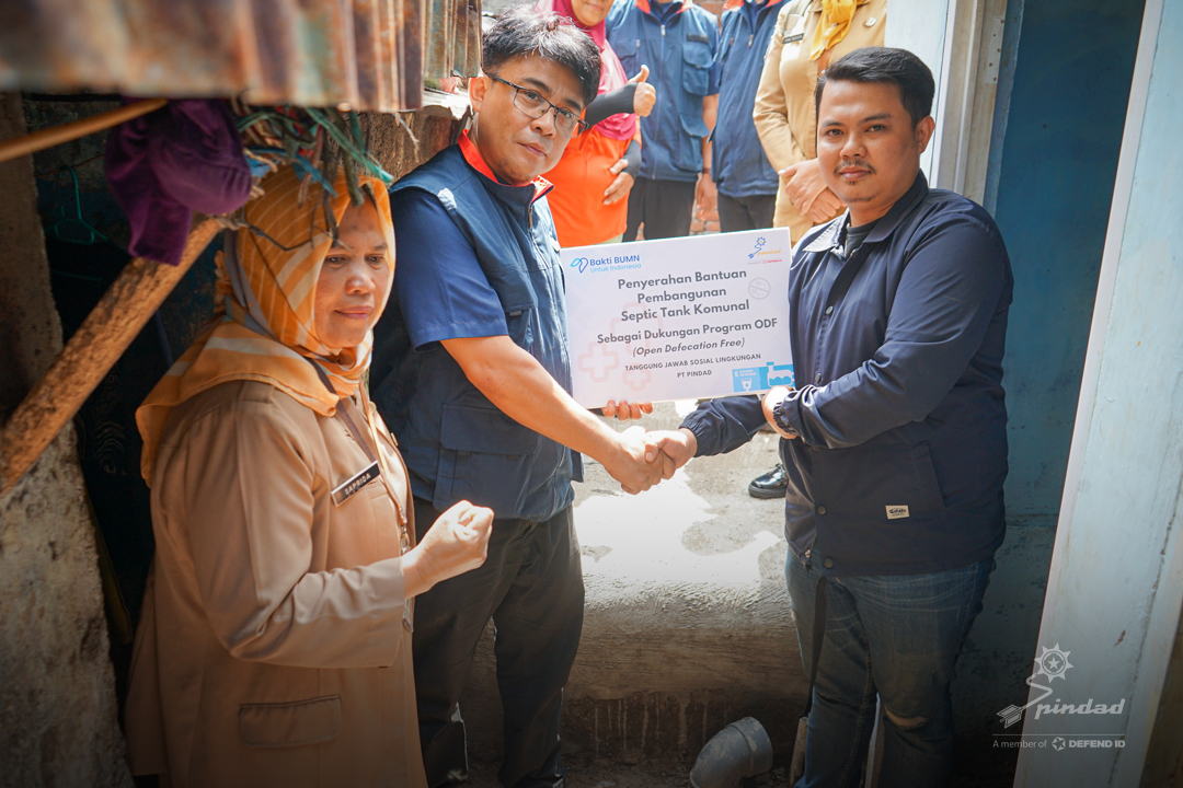 DUKUNG PROGRAM PEMERINTAH KOTA BANDUNG TERKAIT PROGRAM ODF, TJSL PINDAD MEMBANGUN SEPTIC TANK KOMUNAL DI KELURAHAN KEBON KANGKUNG
