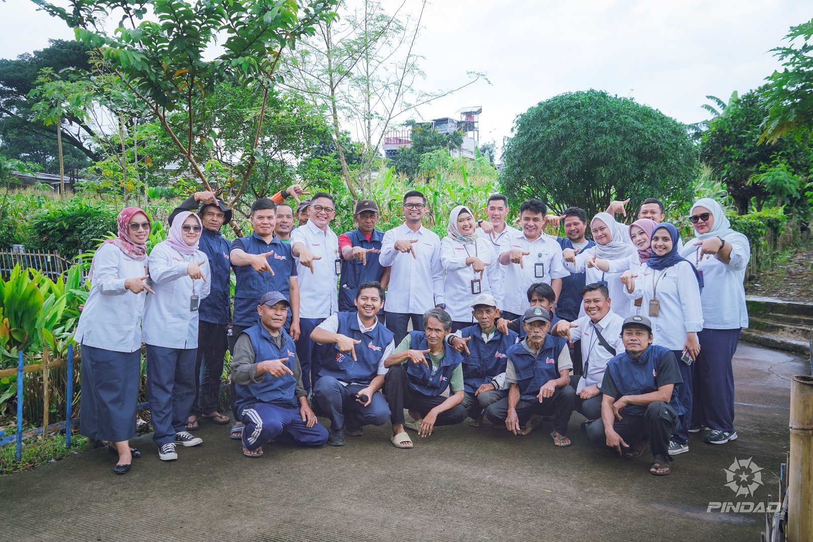 Direksi Pindad Panen Jagung bersama Kelompok Pemberdayaan Maung Pantes Binaan TJSL