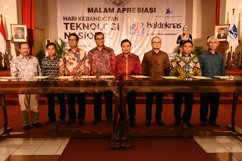 Peringati Harteknas 2016, Pindad Tandatangani MoU Sinergi Metro Kapsul dan Berpartisipasi dalam Pameran Ritech Expo