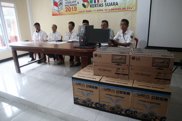 Sinergi BUMN, Pindad – Inti – Bahana – Mandiri Berikan Bantuan CSR Untuk Desa Cikidang, Lembang