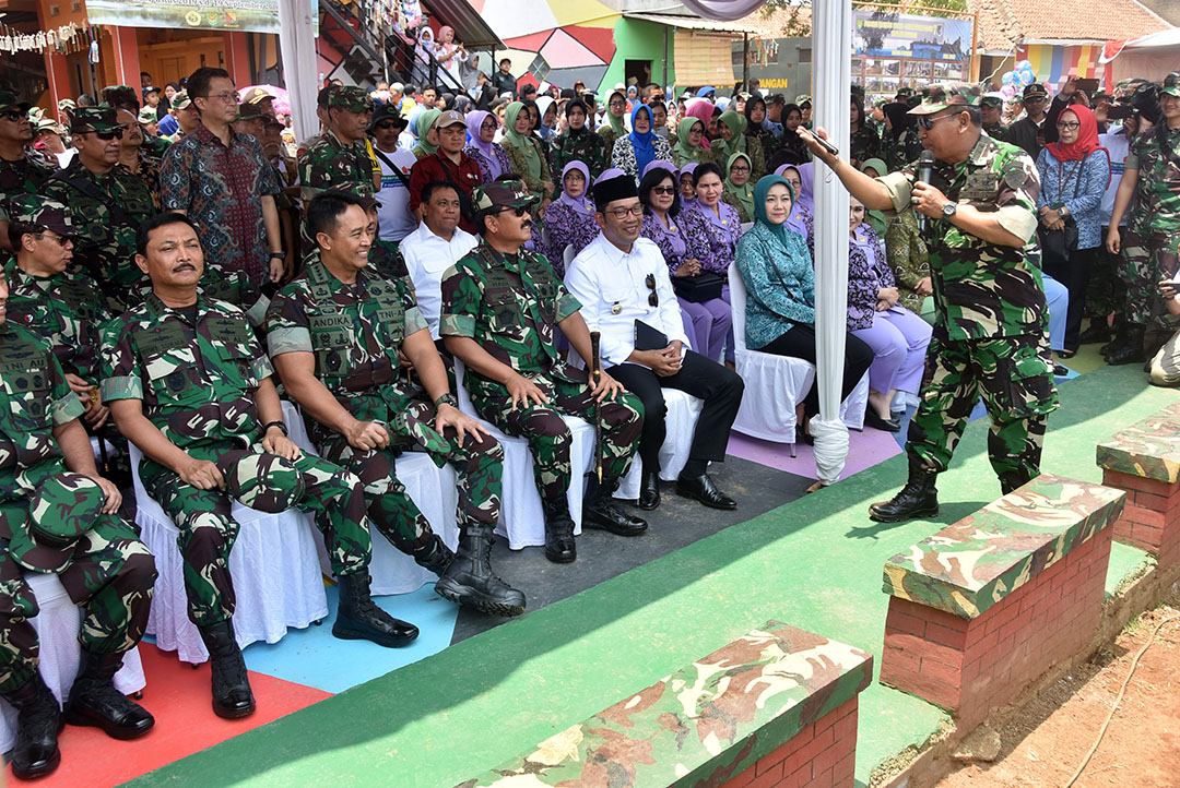 President Director of Pindad and TNI Commander Reviewed Normalization Progress of Citarum River
