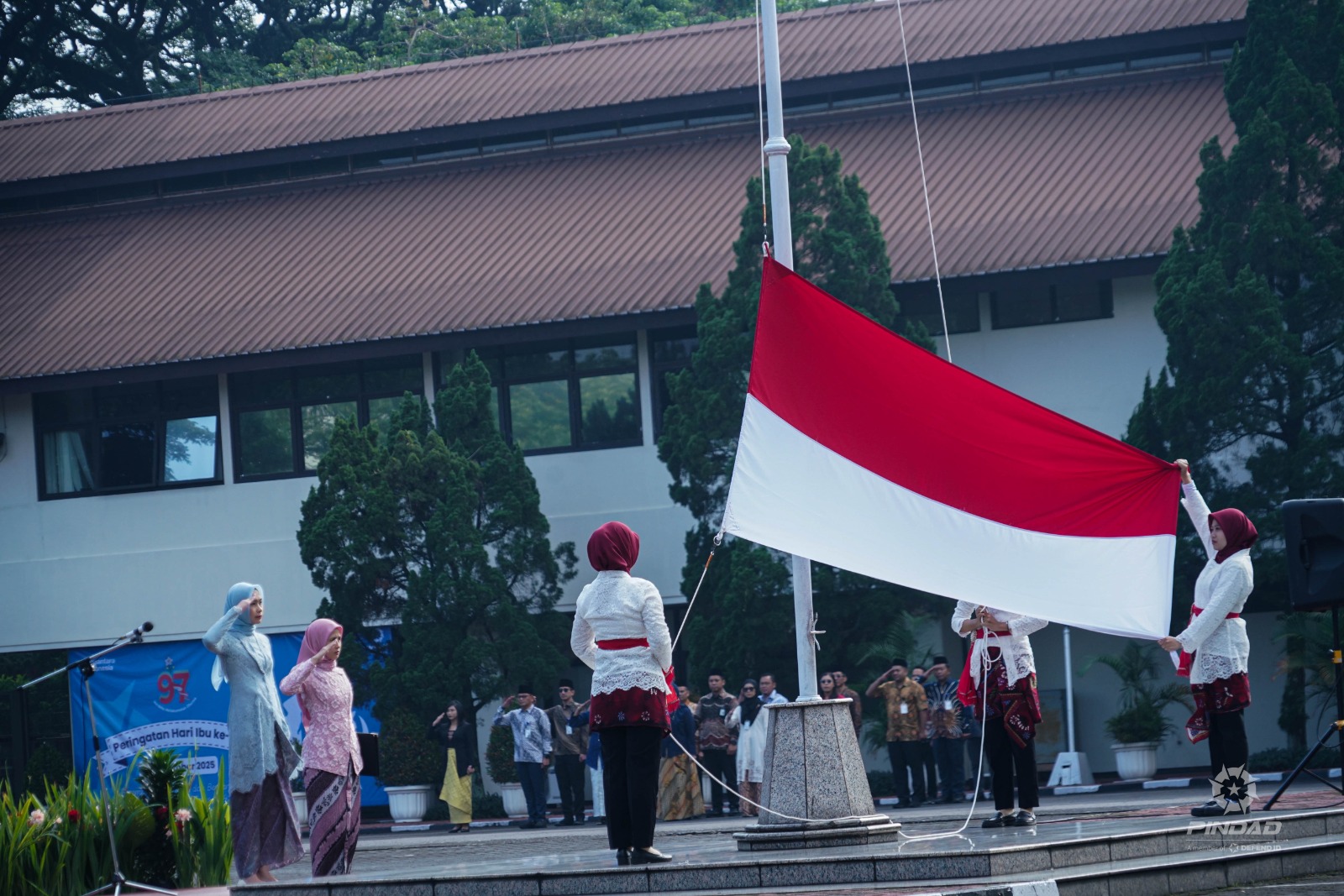 PT PINDAD LAKSANAKAN UPACARA BENDERA PERINGATI HARI IBU KE-97 DI BANDUNG & TUREN