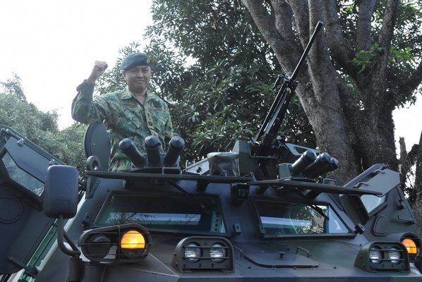 Brunei Army Chief of Staff visit Pindad, Drive Anoa and Shoot Using Pindad Weapons