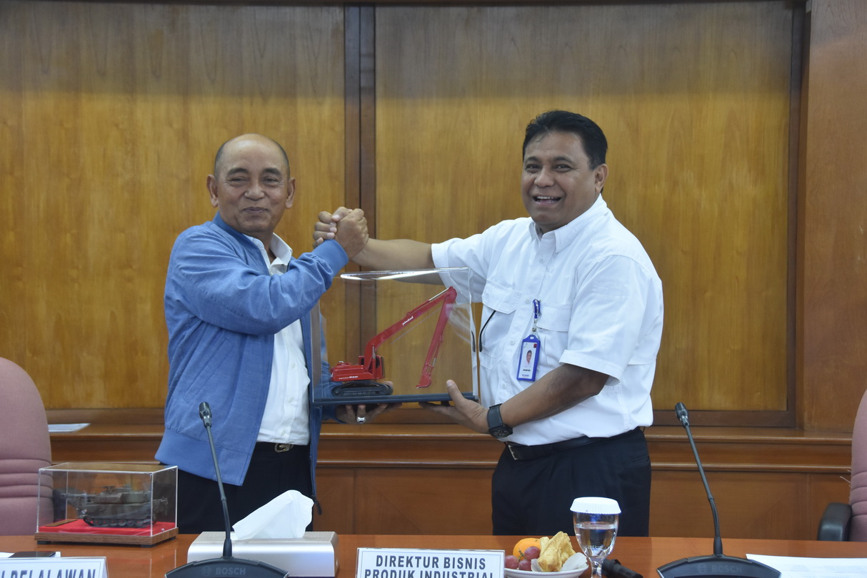  PELALAWAN ARE INTERESTED IN EXCAVA AMPHIBIOUS AND ALSINTAN MADE IN PINDAD