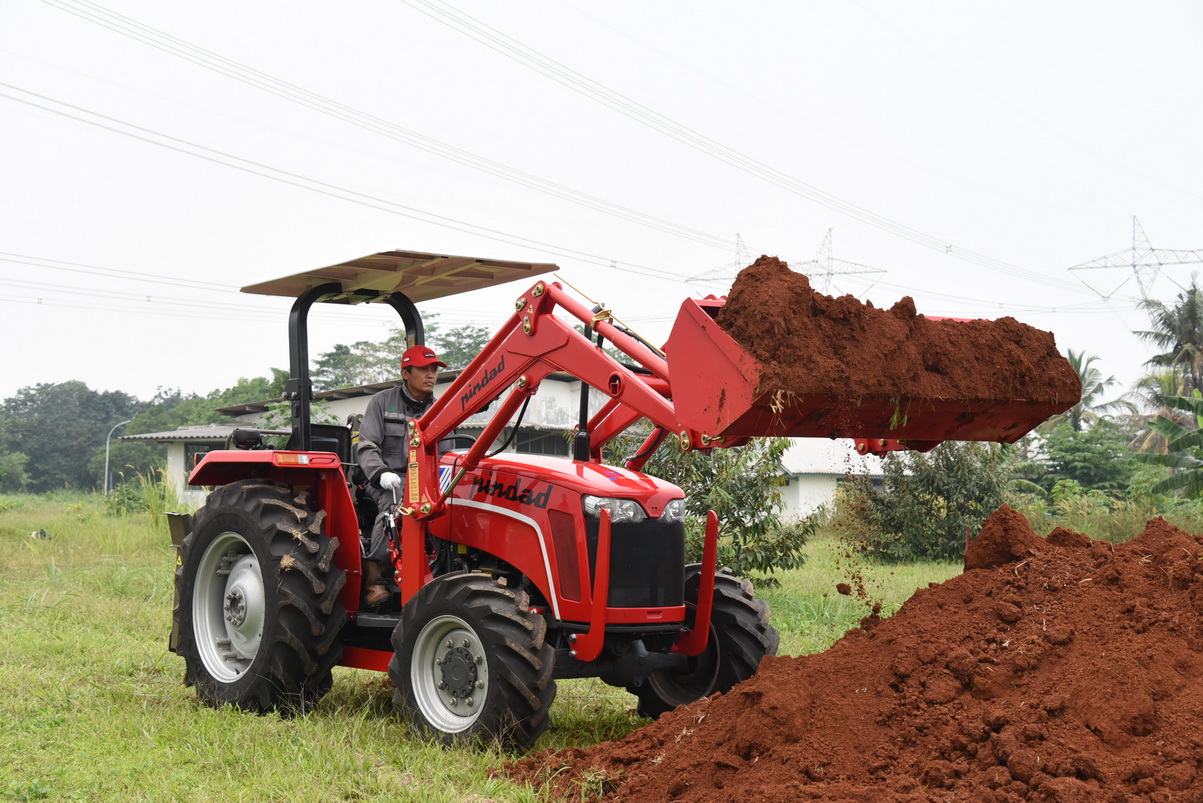 Pindad Uji Alat Mesin Pertanian Buatannya