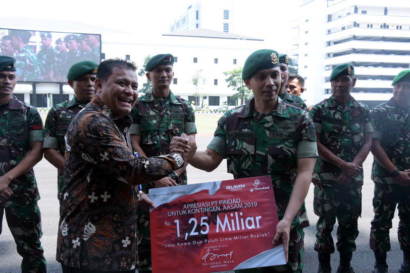 Pindad Awarded an Appreciation of 1.25 billion to the Contingent of TNI AD for AASAM 2019
