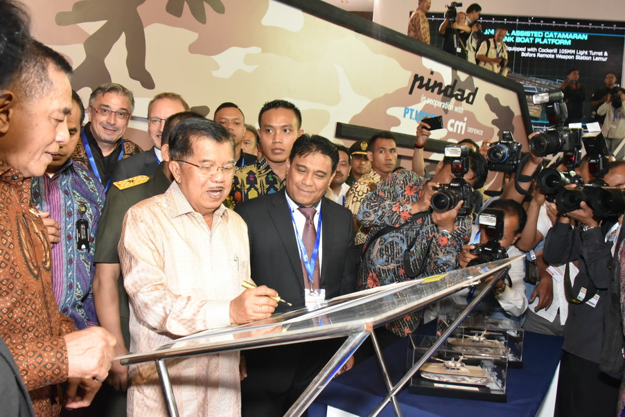 Wapres Berikan Nama Antasena untuk Produk Tank Boat Pindad