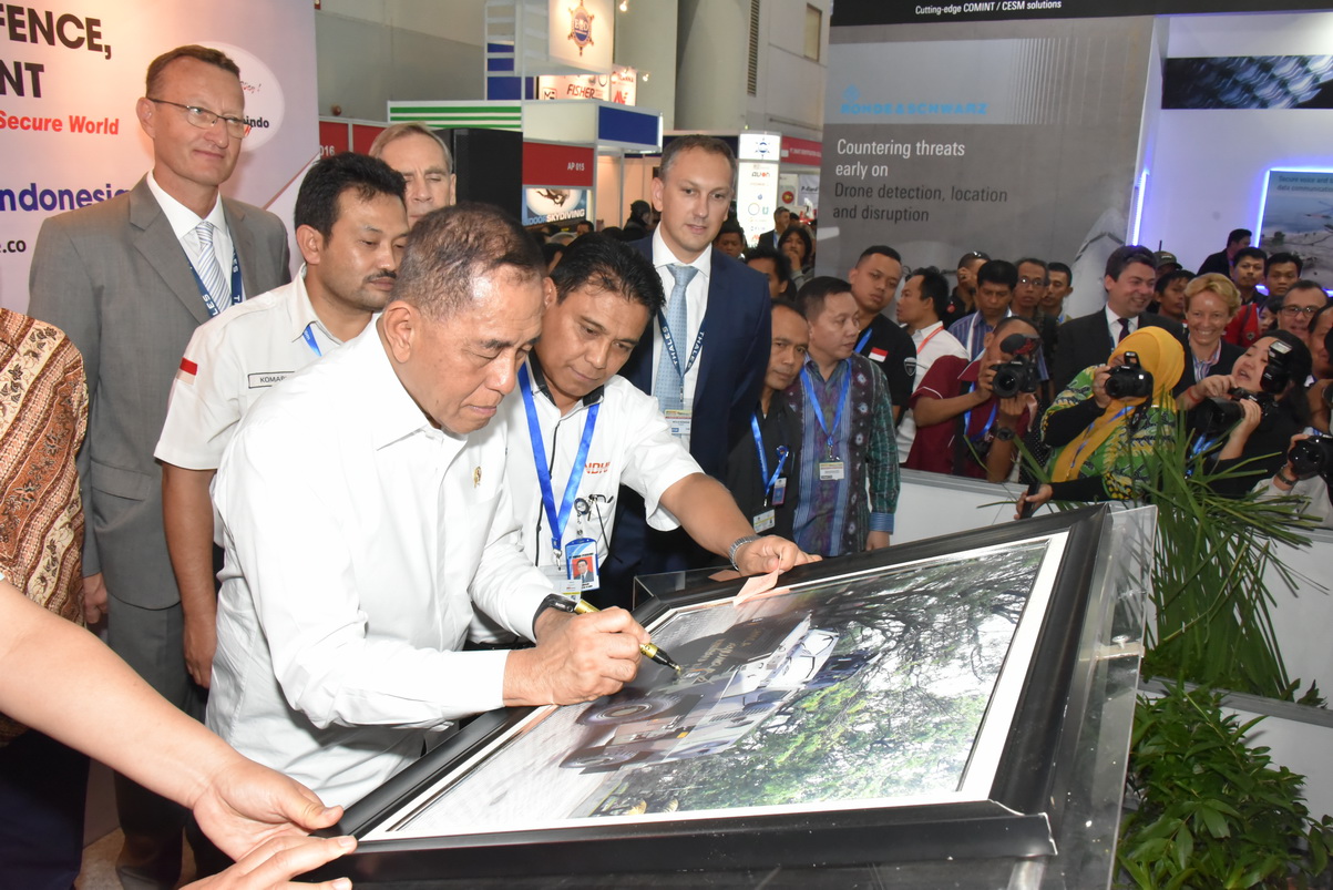 Pindad Luncurkan Sanca dan Desain Medium Tank di Indo Defence 2016