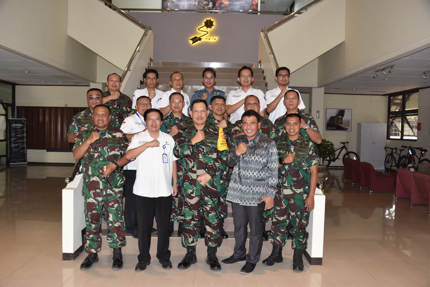 Dankodiklat TNI AL Visited Pindad