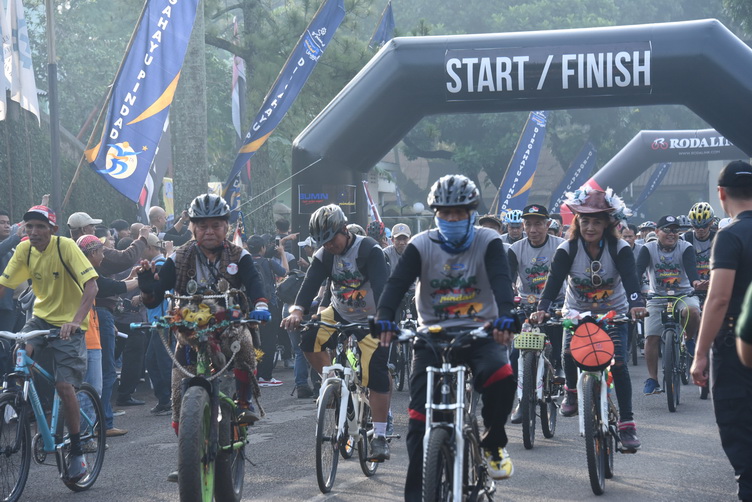 Peringati HUT Ke 35, Pindad menggelar Bazar Dan Berbagai Perlombaan Menarik