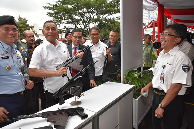 Pindad Serahkan 2 Produk FA kepada Kementerian Pertahanan