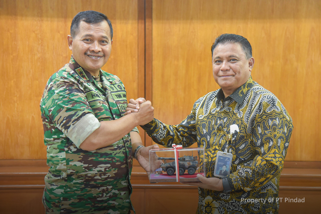 Direktur Utama PT Pindad Terima Kunjungan Komandan Pussenarhanud