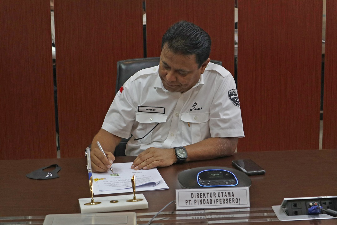 Pindad Collaborates with PT ICDX Bonded Logistics Related to Excavators