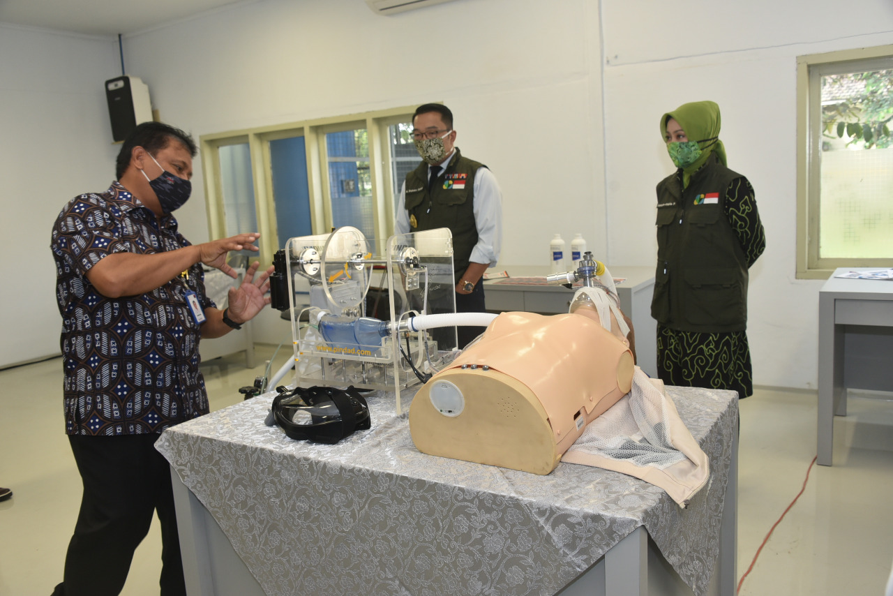 Governor of West Java Review Pindad’s Ventilator