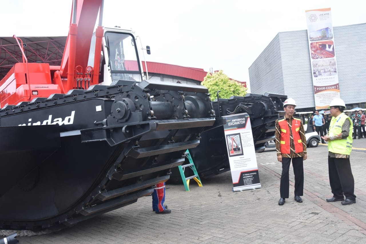 Pindad Launches Excava 200 Amphibious 