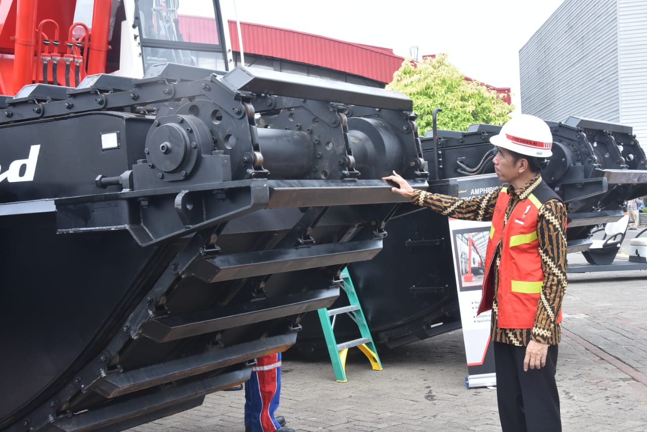 Pindad Exhibits Amphibious Excavators at the 2018 Indonesian Construction Event