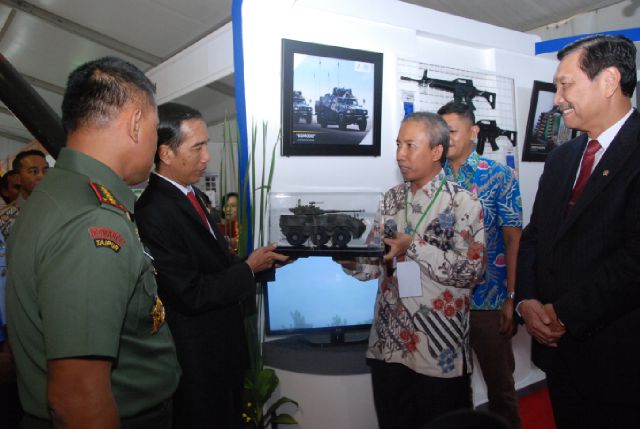 Pindad dan Badak, Sukses Curi Perhatian Presiden di Rapim TNI