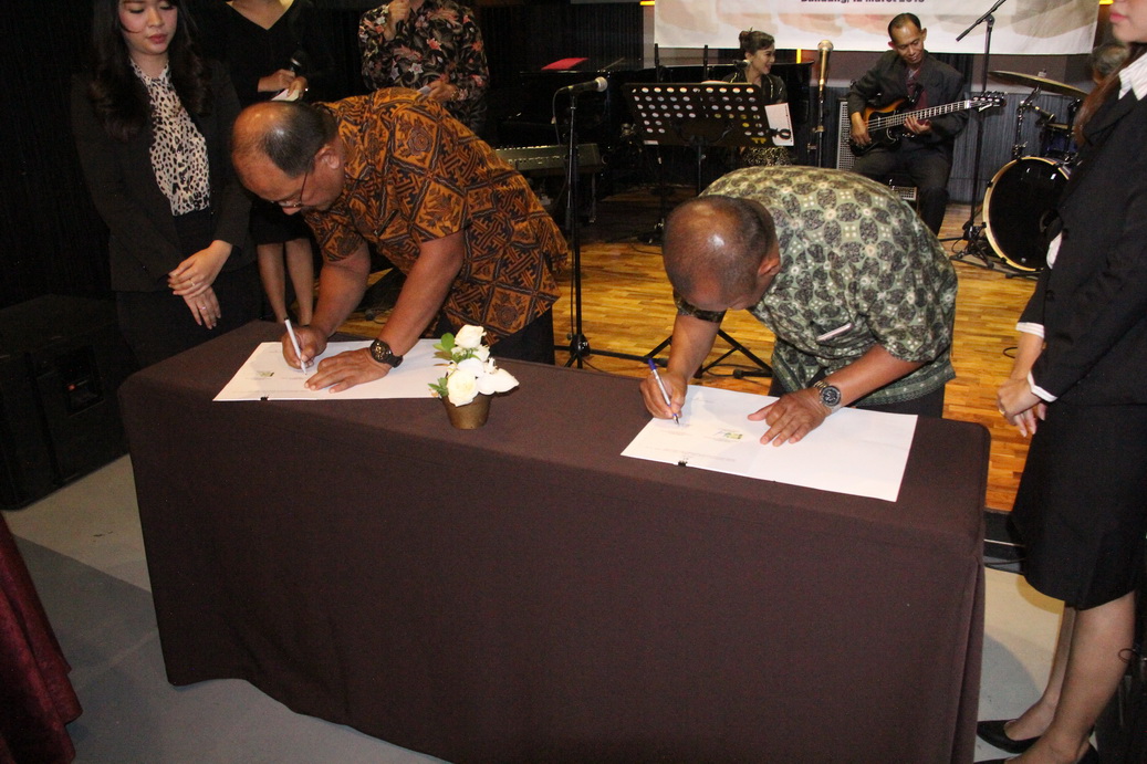 Penandatanganan Kontrak Sewa Beli Pindad Excava 200