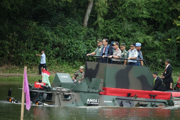 Presiden Jokowi : Panser Anoa Amphibi Punya Kualitas Bagus