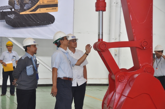 Visit of Bridge Director of Ministry of Public Work and Public Housing, Following up the Excavator Project