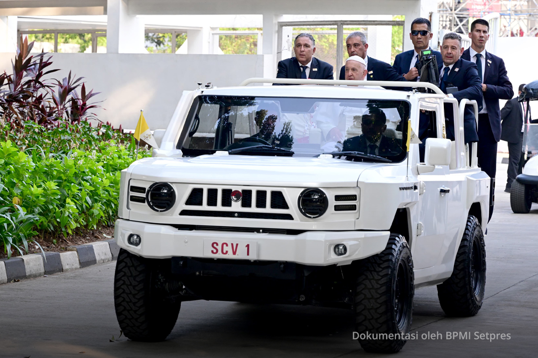 Paus Fransiskus Menaiki & Menandatangani Maung MV3 Popemobile pada Misa Akbar di GBK