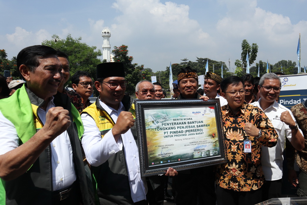 Pindad Menyerahkan Tongkang Penjebak Sampah Kepada Dansatgas Citarum Harum