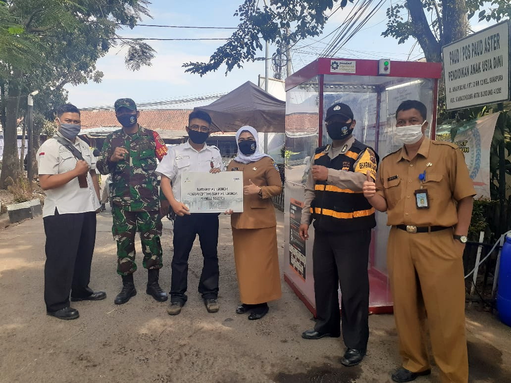 Pindad Handed Over Mobile Sterilization Chamber and Washing Hands Washing Assistance to Sukapura Village