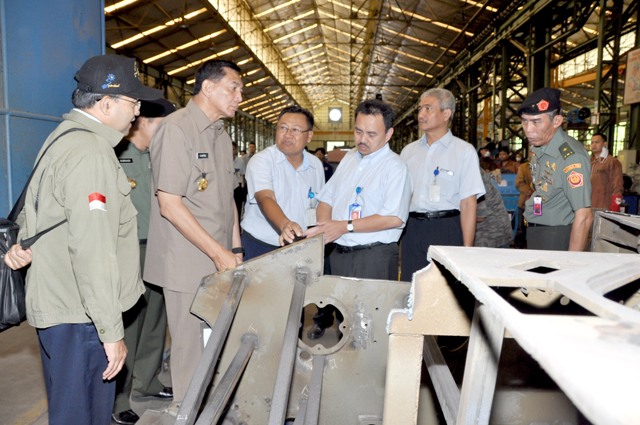 WAMENHAN RI KUNJUNGI PT PINDAD 