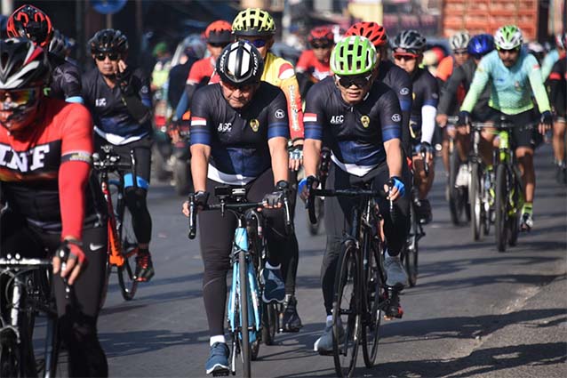 Pindad Held a Joint Halal Bihalal Cycling with TNI and Polri