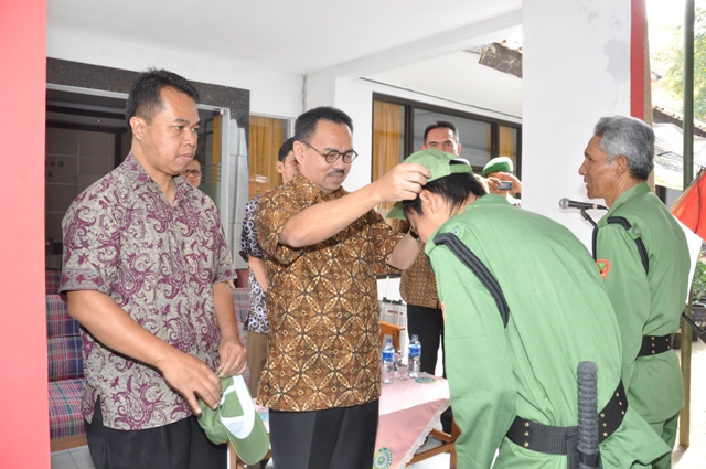 Penyerahan Perlengkapan Linmas oleh Direktur Utama Pindad