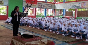 The Excitement of PT Pindad Board of Directors Teaching at High School&nbsp;