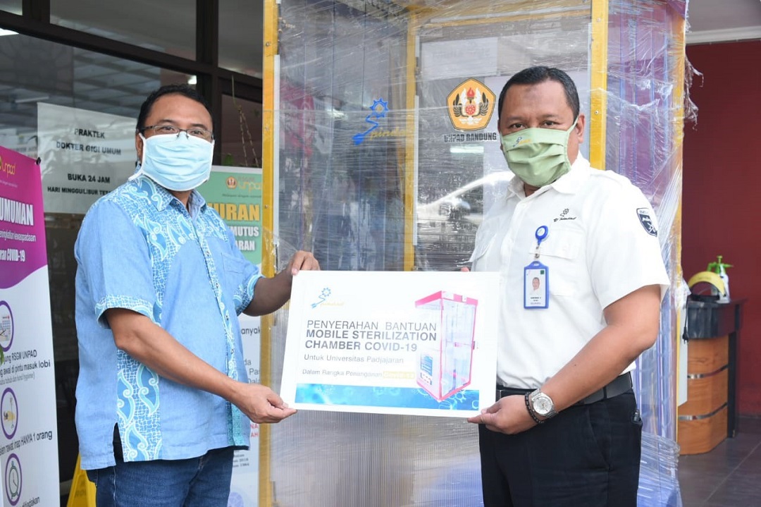  Pindad Donates Mobile Sterilization Chamber Assistance to RSGM Unpad