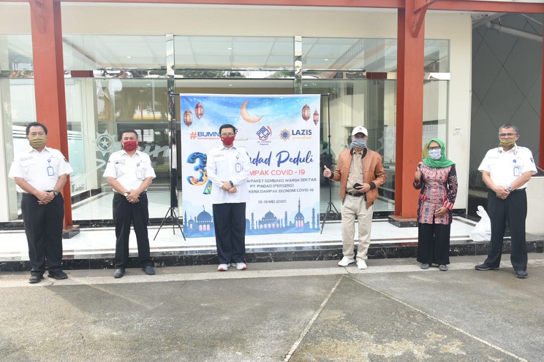 Pindad Distributes 1,325 Grocery Packages To Residents who Affected Covid-19