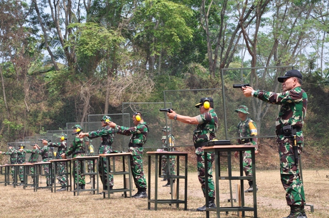 Partisipasi Pindad dalam Lomba Menembak Infanteri Rabinniscab 2015